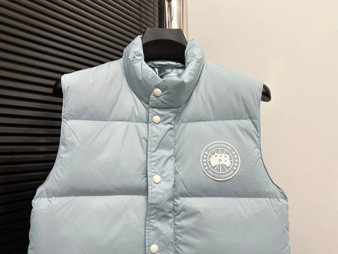 P480 [Canadagoose] Canada Goose White Label Glacier Down Vest Canada Goose's new "Northern Lights Series" down vest Canada Goose's new "Northern Lights" Northern Lights White Label down vest is now available! The light and layered colors give people the feeling of being trapped in the mist around icebergs and glaciers. It can be said to be very dreamy! Original YKK zipper, Size:XS-XXL